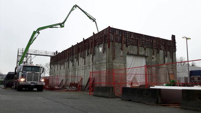 CBSA Rapid Scan — a scanning hall facility for commercial vehicles entering Canada. The structure carries walls nearly four feet thick in places and up to 22 feet in height, all laid on one solid raft slab with a two-foot suspended slab above.