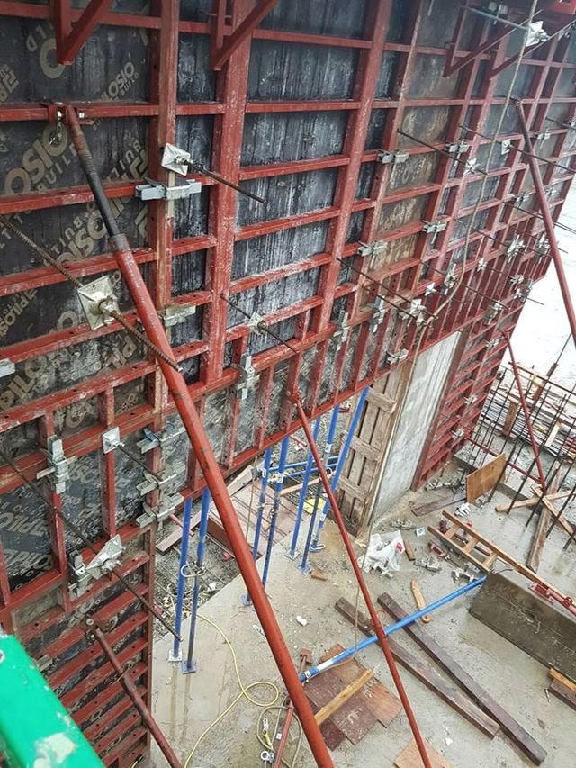 CBSA Rapid Scan — a scanning hall facility for commercial vehicles entering Canada. The structure carries walls nearly four feet thick in places and up to 22 feet in height, all laid on one solid raft slab with a two-foot suspended slab above.