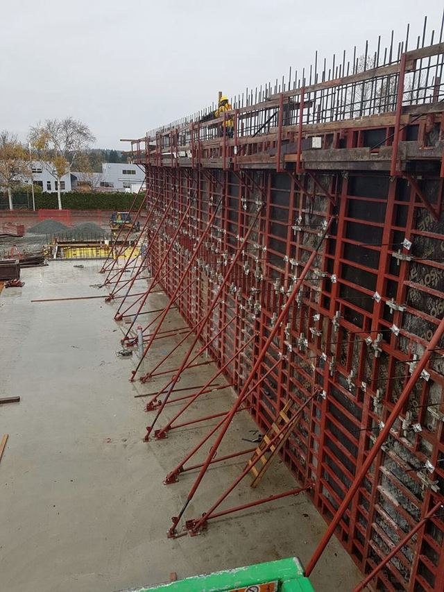 CBSA Rapid Scan — a scanning hall facility for commercial vehicles entering Canada. The structure carries walls nearly four feet thick in places and up to 22 feet in height, all laid on one solid raft slab with a two-foot suspended slab above.