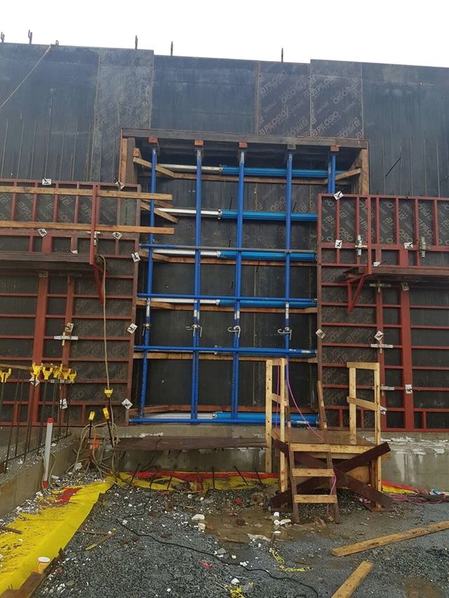 CBSA Rapid Scan — a scanning hall facility for commercial vehicles entering Canada. The structure carries walls nearly four feet thick in places and up to 22 feet in height, all laid on one solid raft slab with a two-foot suspended slab above.